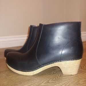 Dansko Black Maria Leather Bootie sz 41
